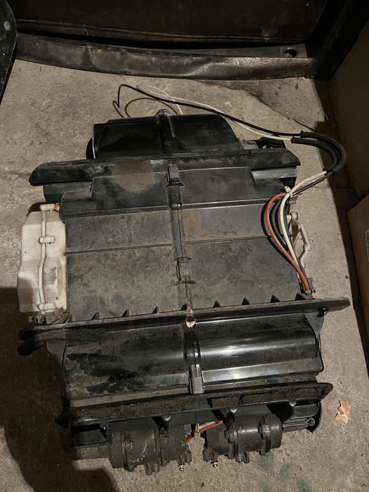 Продам на Ауди 100 2,3 с3 печку сборе , с кондёром