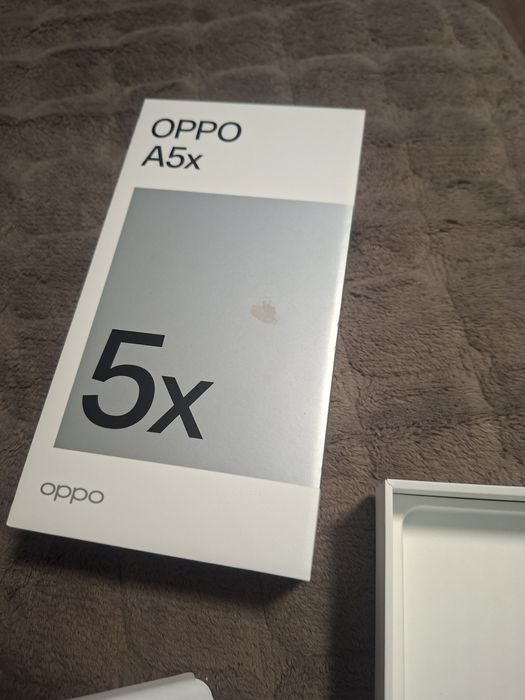 Продавам чисто нов телефон