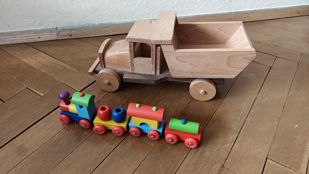 Голям масивен дървен камион (Самосвал) и влакче Goki – Лот дървени игр