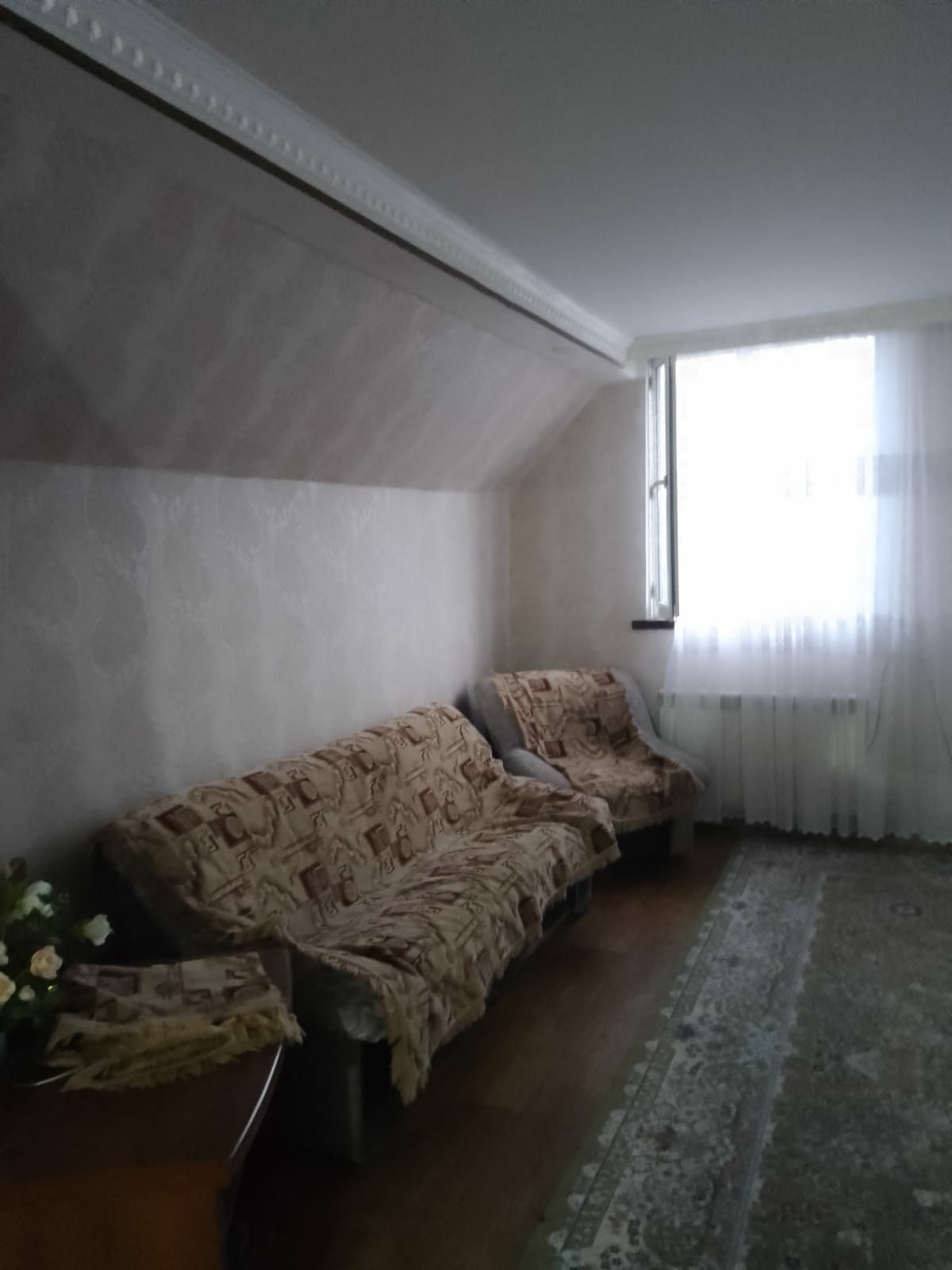 Серые диван и кресло