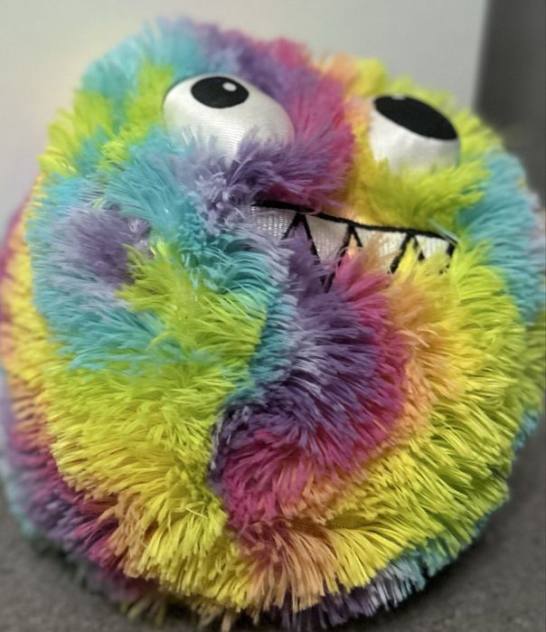 2 mingii colorate cu fata de monstru