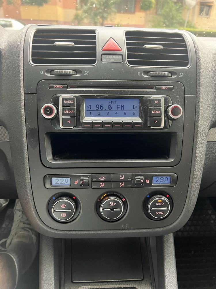 Vând Volkswagen Golf V 1.6