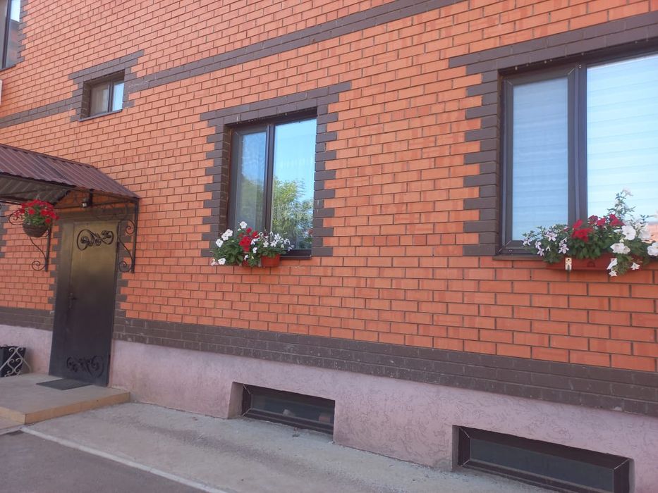 Продаётся 4 -комнатный. 2 -ух уревневая квартира .9 ом микрорайоне.