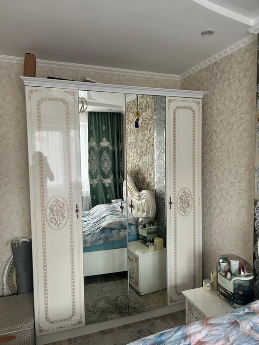 Бежевый спальный гарнитур