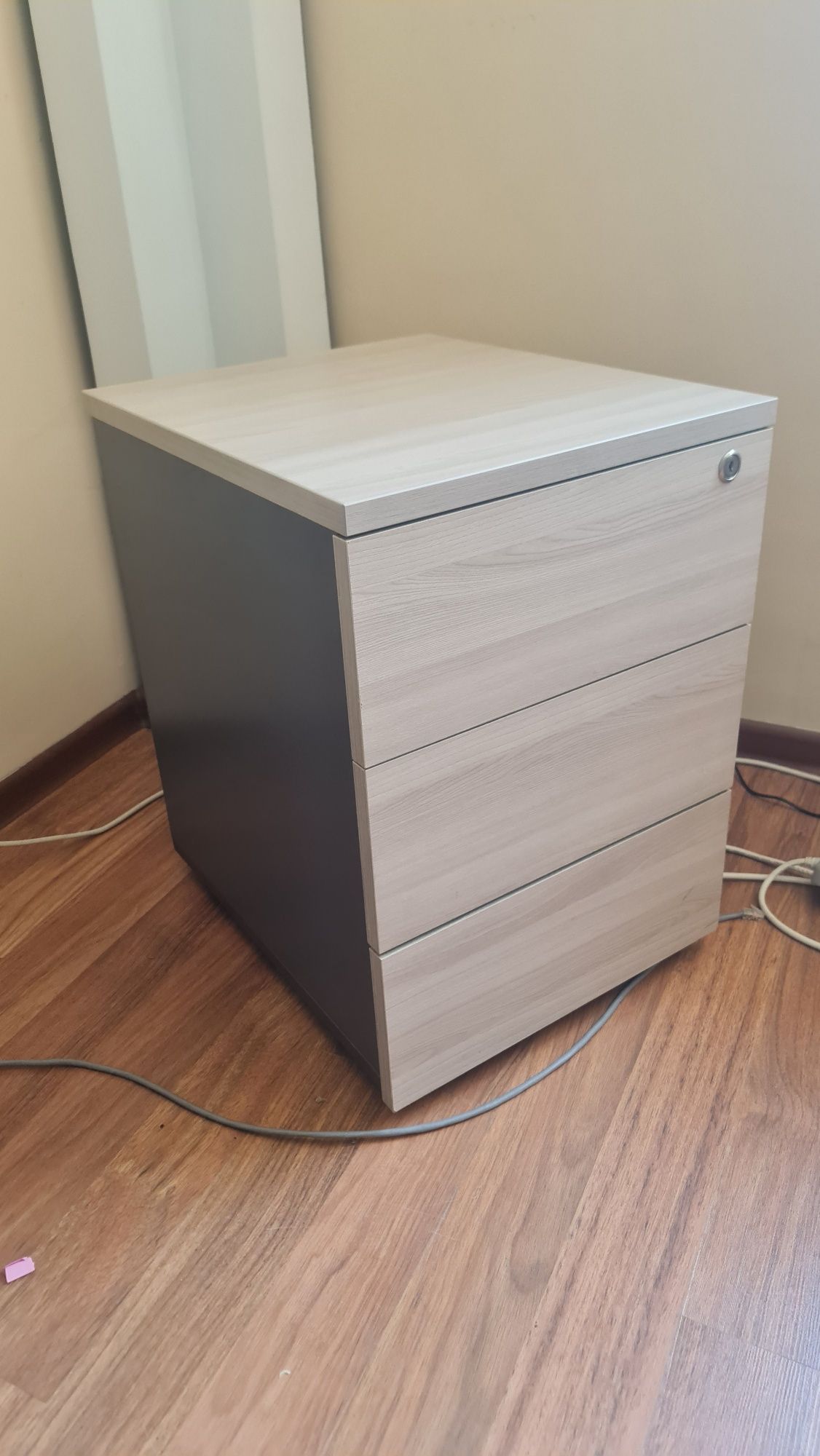 Столы офисные унловые
