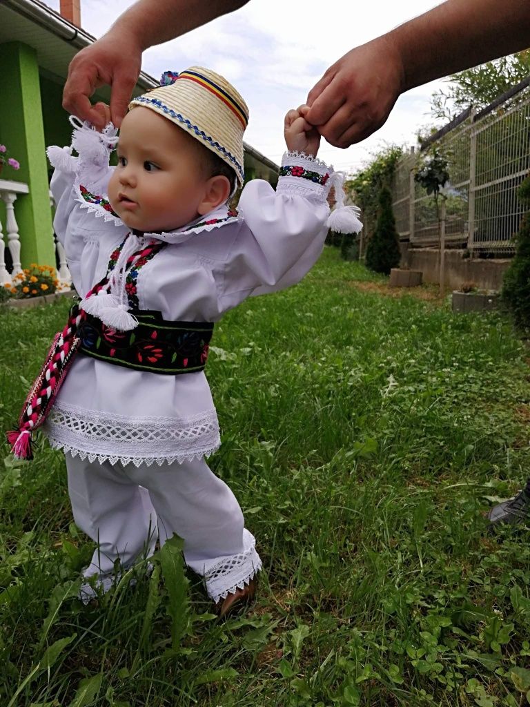 Costum popular botez băieți de Maramureș cu opinci și ciorapi