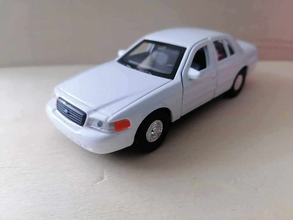 Форд Краун Виктория '99г. в мащаб 1:34 .
