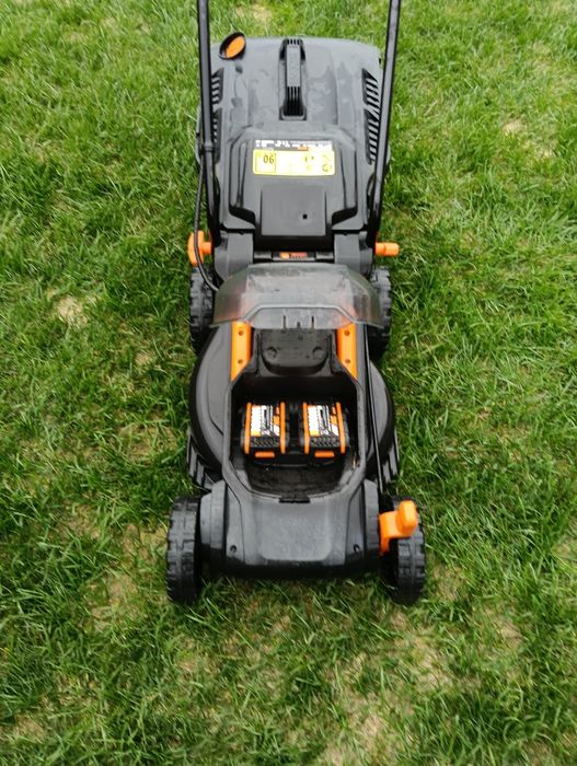 Mașină de tuns iarba cu acumulator Worx