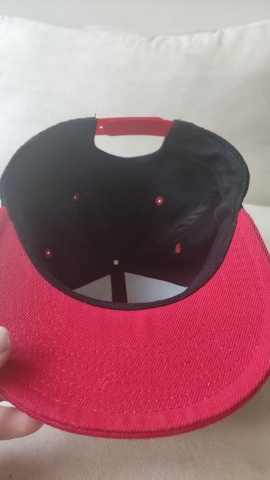 Шапка с козирка черно/червена