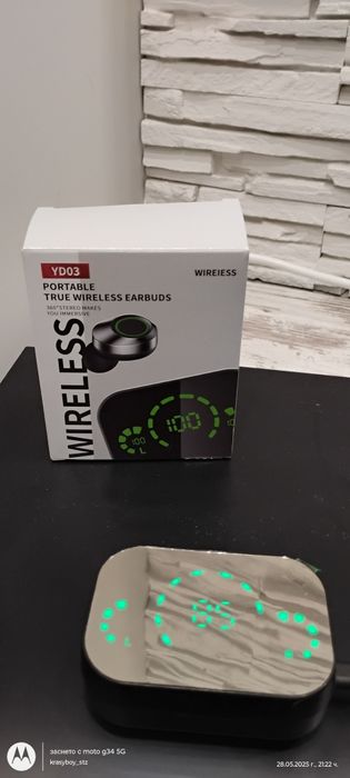 Блутут слушалки с кутия