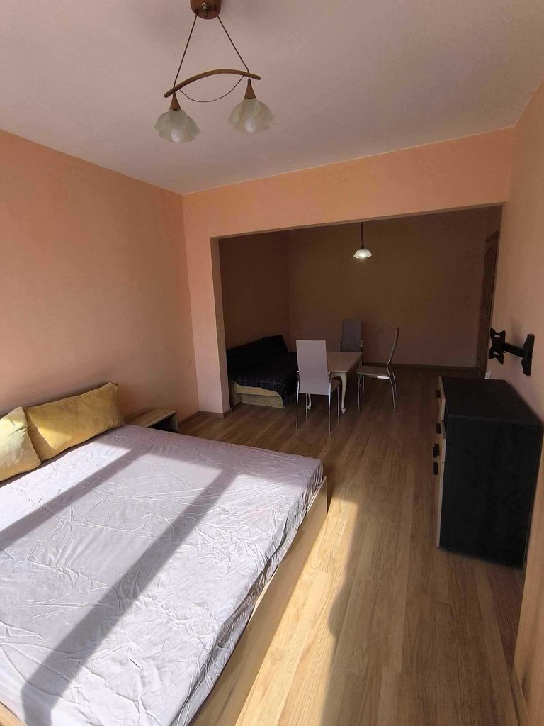 Дава се под наем Тристаен апартамент в Варна, Център - 92 кв.м за 612 € - Снимка #1