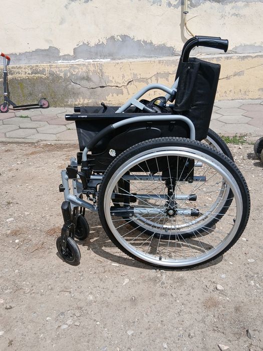Vând cărucior persoane cu dizabilități