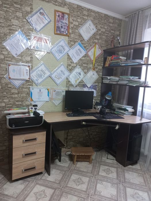 Срочно продам рабочий стол с тумбой р-р 150×90.