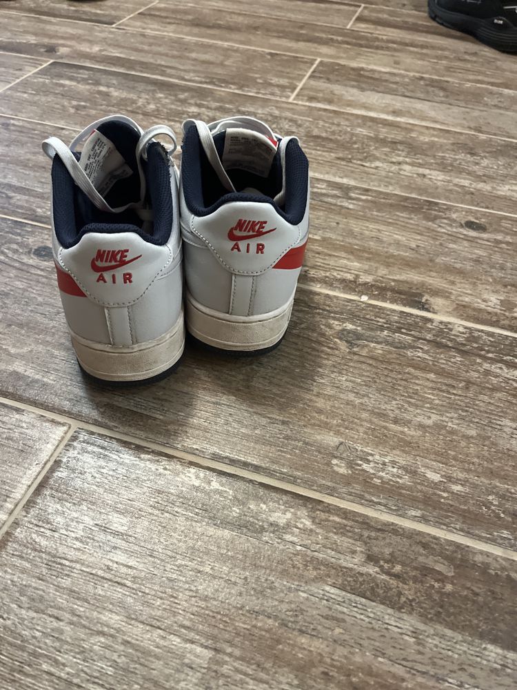 Обувки нa Nike Air Force.