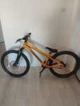 Vând bicicleta  dirtjumper Nukeproof 
-furca rocksho