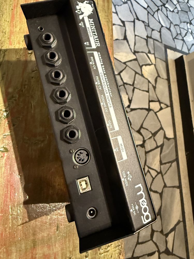 Moog Minitaur аналогов синтезатор