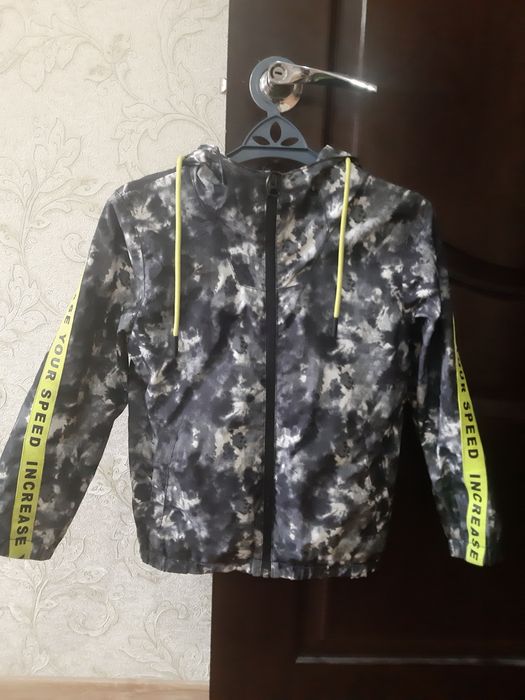 Продам ветровку на мальчика 5-7 лет,122 ростовка.(состояние отличное)