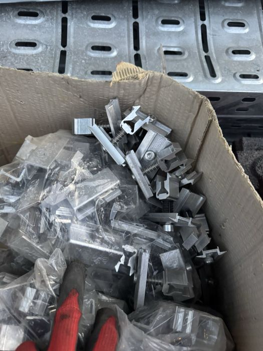 Различни части за изграждане на соларни централи