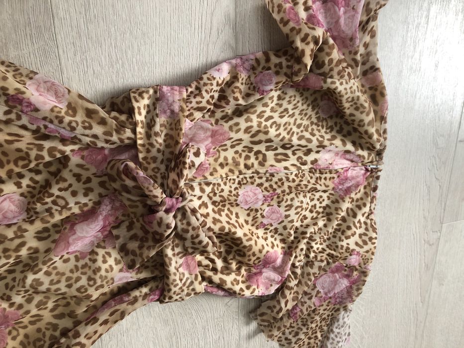 Къса лятна бежова рокля от плат леопардова щампа и рози
