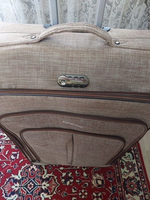 Большой чемодан бежевый