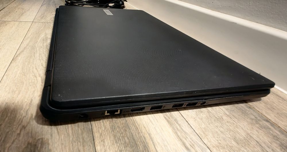 Laptop Acer ES1 711 Model ZYL pentru piese sau reparat