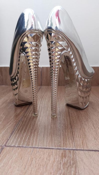 Vând pantofi cu toc de 20 și platforma de 9