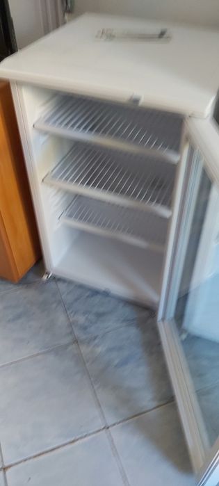 Vând 2 vitrine frigorifice, cantar electronic 3 rafturi de lemn .