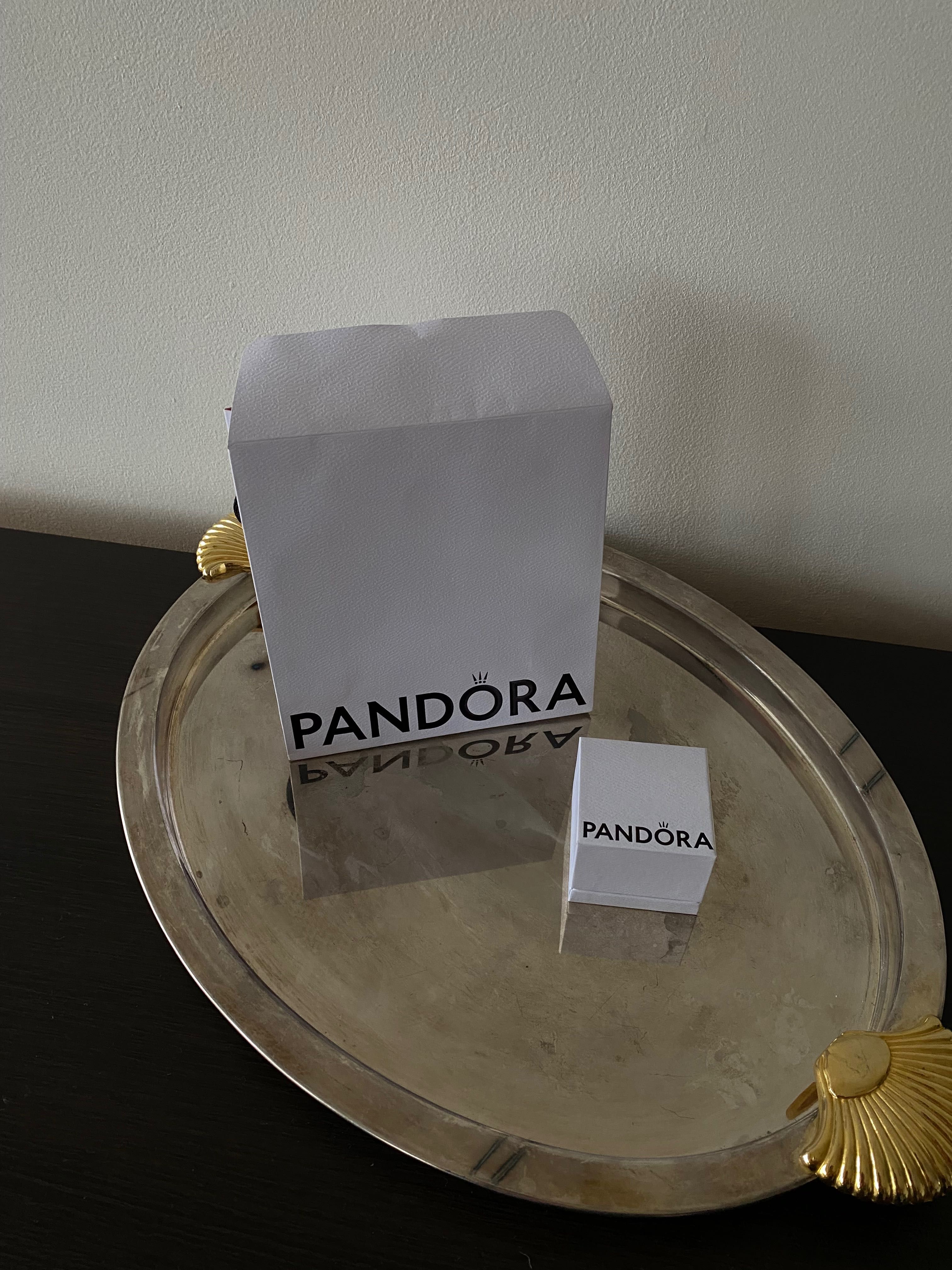Торбичка и кутийка на Pandora  
В идеално състояние.