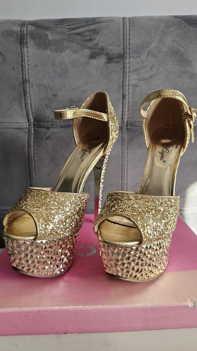 Обувки на висок ток - нови