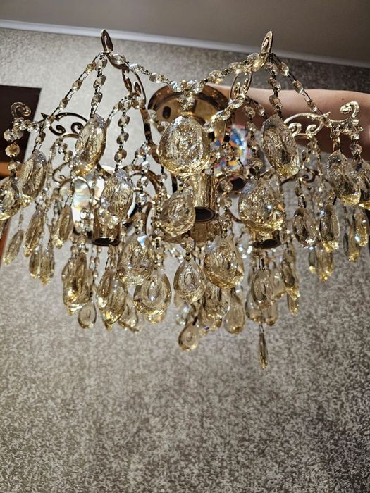 Продам люстру в отличном состоянии