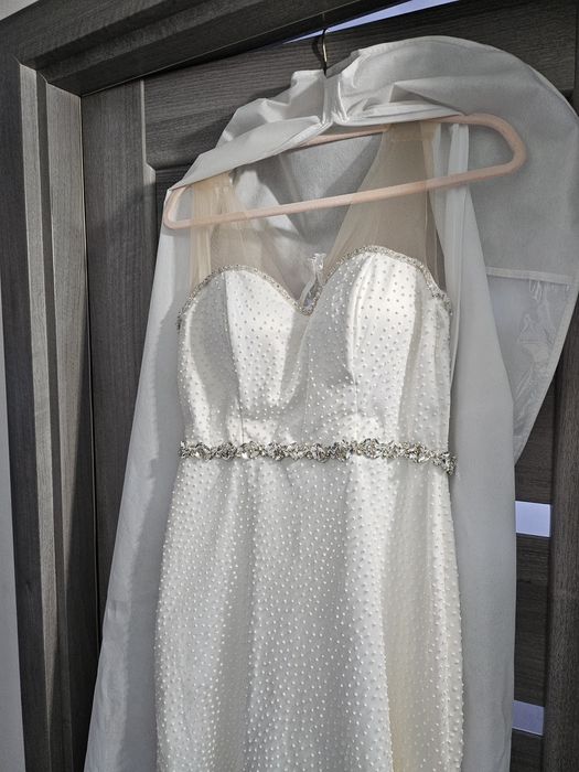 Rochita mireasa o singura purtare merge la 75 de kg 1,70 m.