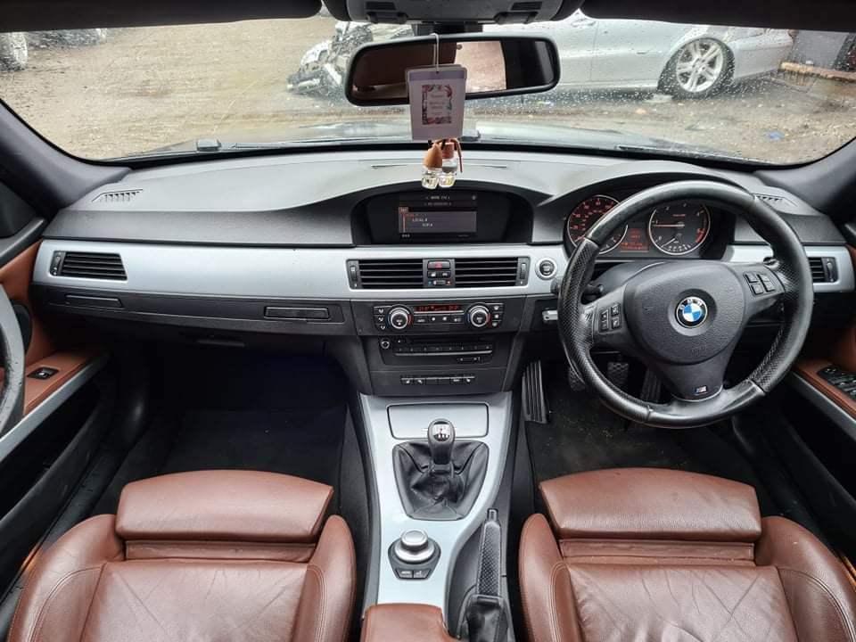 BMW E90 320D N47 177кс М Пакет нави черен таван ръчка седан НА ЧАСТИ!