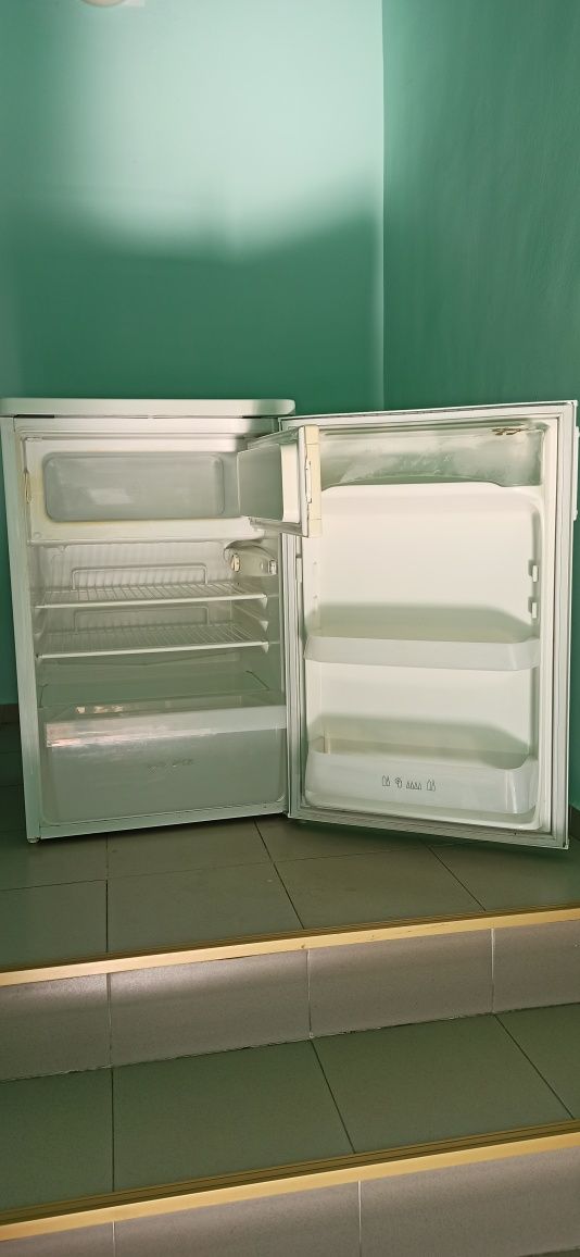 Продавам малък хладилник Zanussi