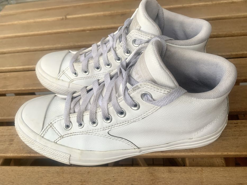 Бели, кожени кецове Converse