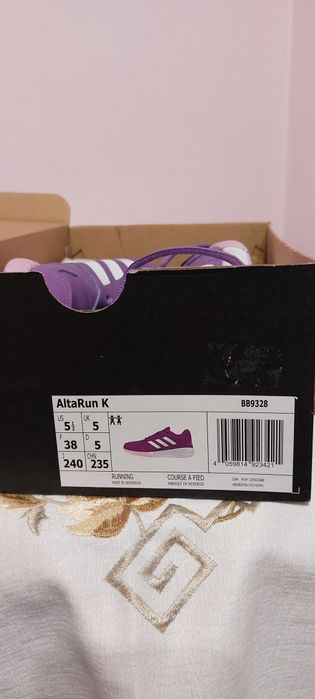 Дамски маратонки адидас. Чисто нови. С кутия.