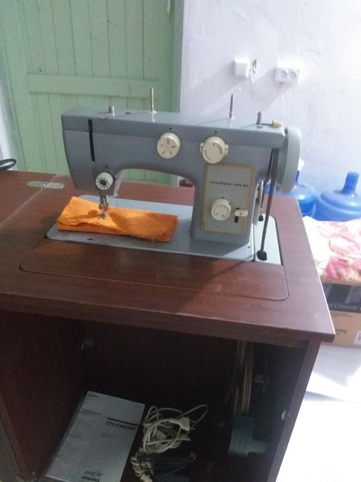 Машина швейная бытовая класса 142 М