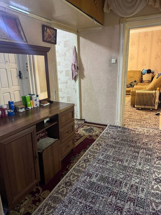 Kvartira sotiladi 2 xona Sebzorda remonti orta srochna azgina otiladi