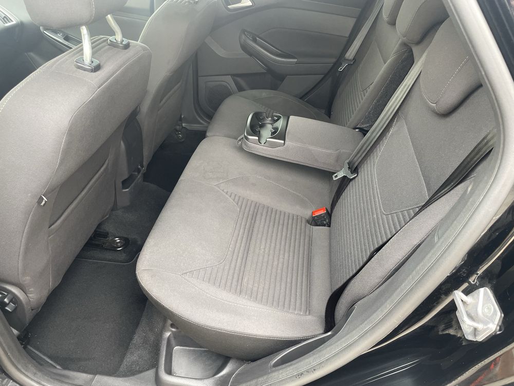 Ford Focus TITANIUM-1.5Dtci-Climatronic-Bi Xenon-Navigatie !