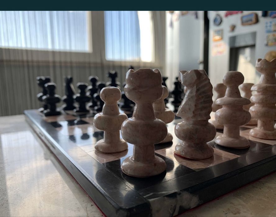 МРАМОРЕН ШАХ розови и черни фигури