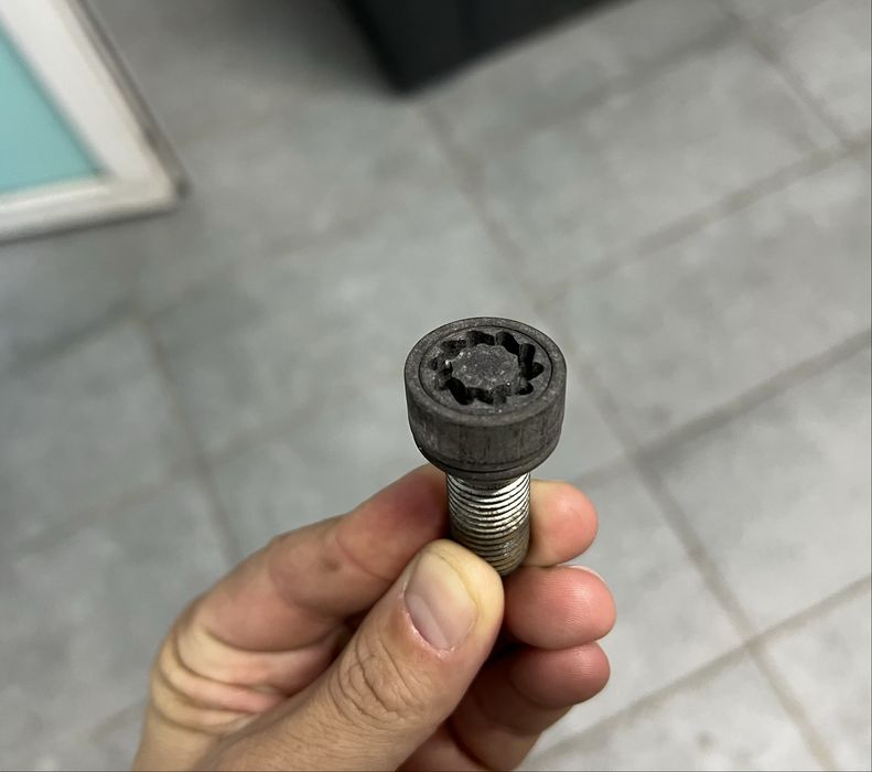 Prezoane antifurt roţi + cheie (compatibile VW Passat B8)