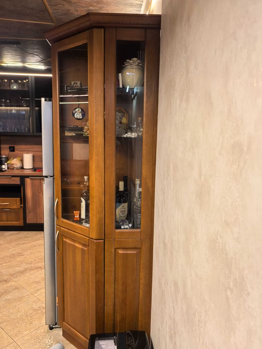 Витрина масив с ниша за хладилник