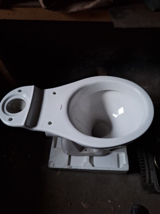 Нова тоалетна чиния