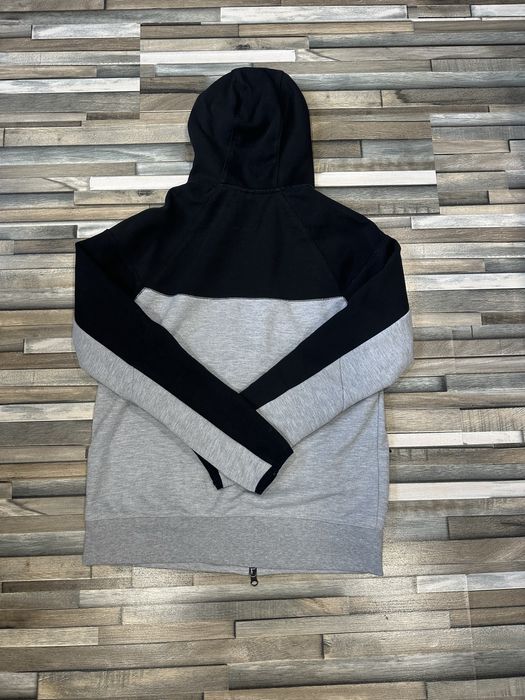 Оригинален Nike Tech Fleece в отлично състояние!