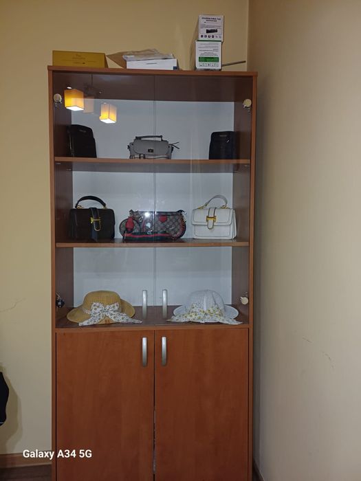 Офисный шкаф стеклянный дверью