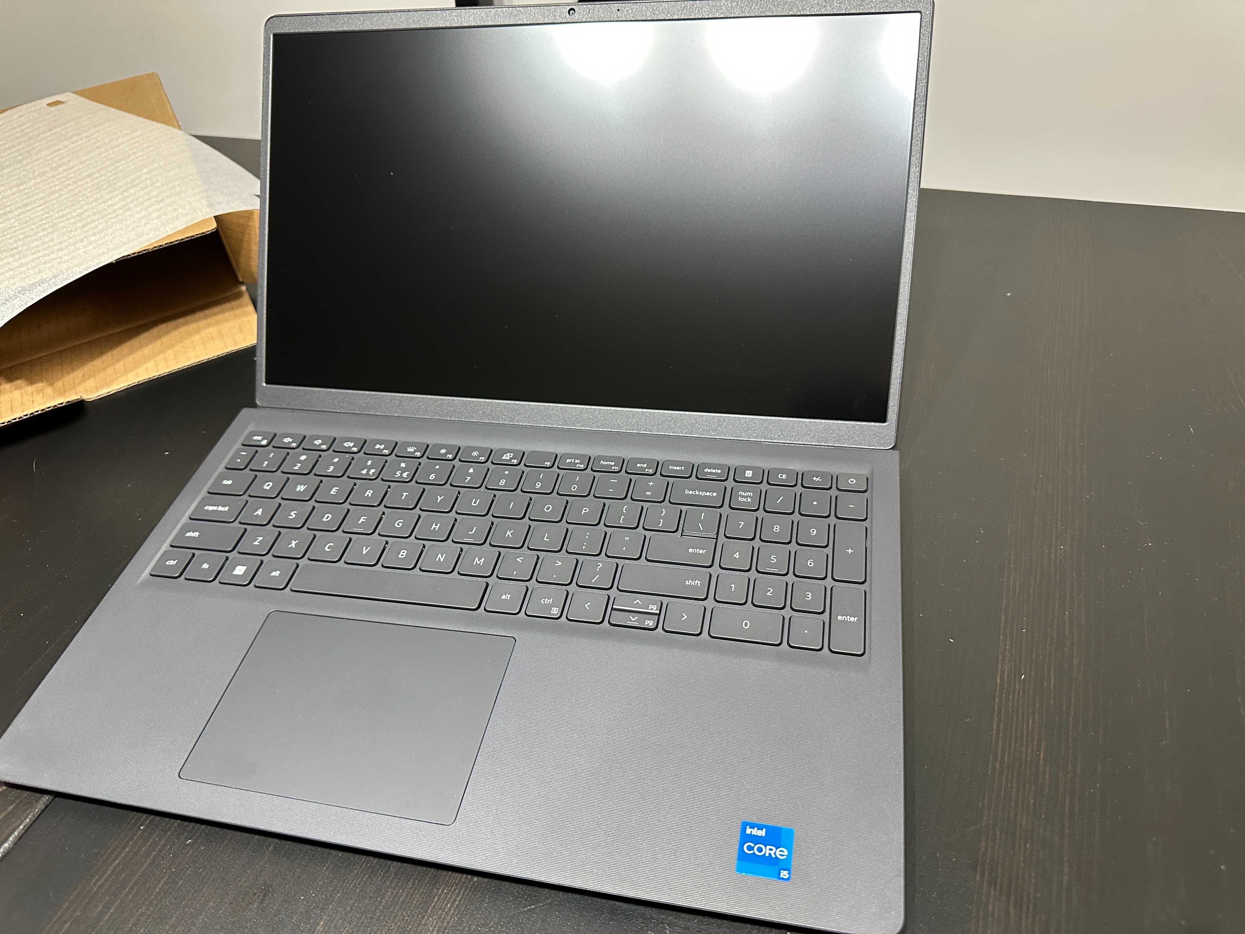 Laptop Dell Vostro 3510, NOU, diagonala 15.6" - OCAZIE