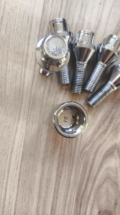 Секретни болтове за джанти 4 броя 12x1.50  плюс един резервен болт