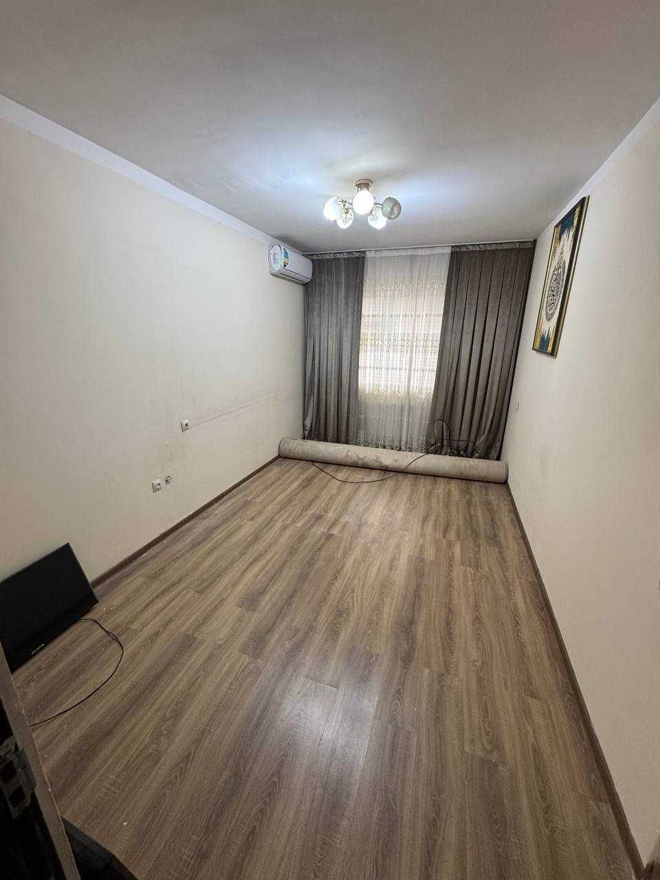 продаётся 3 комнатная квартира 1 этаж Сергели 5 а метро 3 бекат