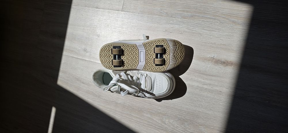 Продавам маратонки с колелца