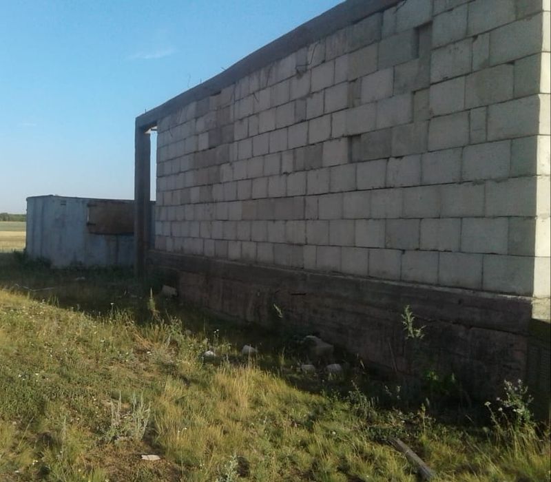 Участок с недостроенным домом в Коянды