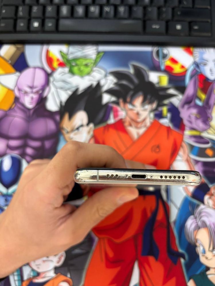 iPhone XS цвят бял